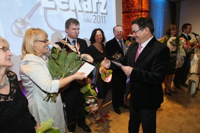 Nagroda, którą wręczył dyrektor Jan Gierada najlepszym lekarzom profesor Mariannie Janion i doktorowi Edwardowi Pietrzykowi została przez  nich przekazana dla Domu Dziecka.