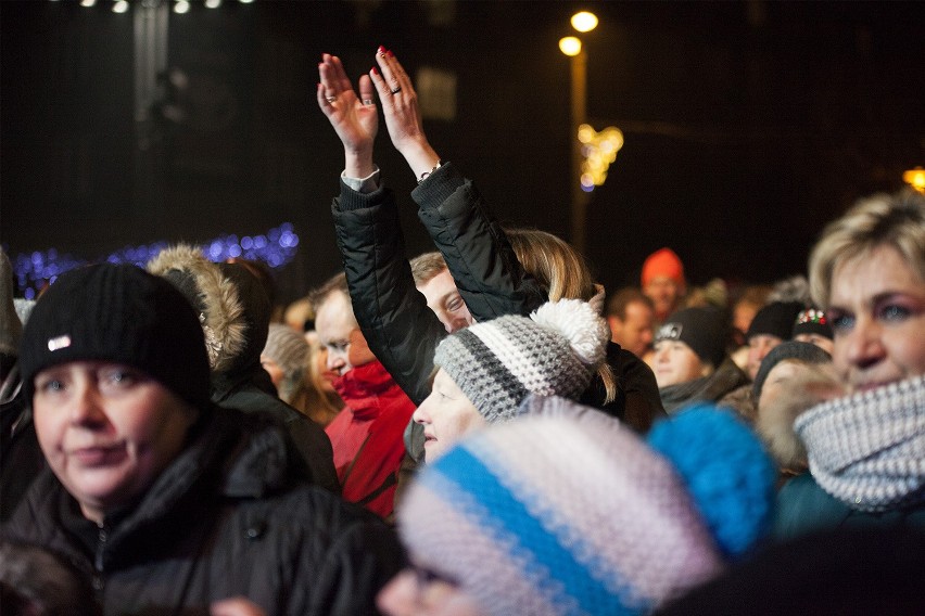 Sylwester w Sosnowcu: mieszkańcy bawili się przed Urzędem Miasta [ZDJĘCIA]