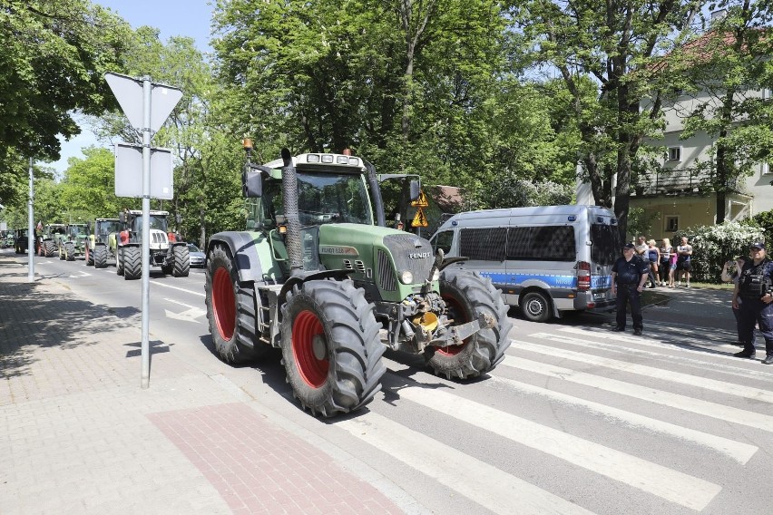 Białystok. Protest podlaskich rolników. Nowe znaki uniemożliwiły dojazd (zdjęcia,wideo)