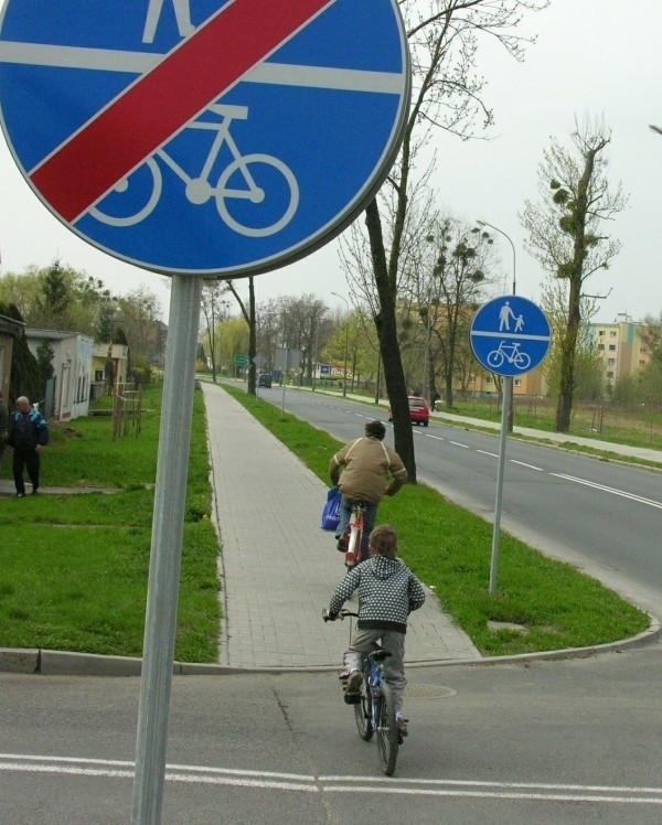 Ci rowerzyści złamali przepisy, bo powinni przeprowadzić rowery przez uliczkę. Urzędnicy zafundowali brzeskim cyklistom osiem takich pułapek.