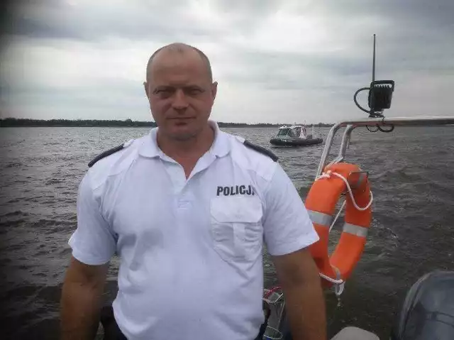 Asp. Marcin Staszak z komisariatu Policji w Kruszwicy zajął pierwsze miejsce jako sternik w V Ogólnopolskich Zawodach Funkcjonariuszy Policji w Ratownictwie Wodnym w Giżycku. Zawody w Giżycku, które były organizowane po raz piąty, skupiły policyjnych wodniaków z całego kraju. Rywalizowało łącznie 17 załóg policyjnych. Byli to reprezentanci 16 komend wojewódzkich i Komendy Stołecznej Policji. Zawody rozegrały się nad jeziorem Kisajno.Rywalizujący policjanci musieli zmierzyć się w 5 konkurencjach. Pierwszego dnia odbyła się „kontrola łodzi”, polegająca na interwencji i podpływaniu łodzią do łodzi, która złamała przepisy związane z wytwarzaniem fali na akwenie. Następnie na krytej pływalni zawodnicy rywalizowali wpław na dystansie 50 metrów, podejmując w połowie dystansu z dna basenu manekina symulującego tonącą osobę. Następnie po przepłynięciu dystansu, zawodnicy udzielali pomocy pozorantowi, wykorzystując także fantomy. Był też test wiedzy składający się z 40 pytań i rajd łodzią po jeziorze Niegocin między bojkami. Właśnie rajd ten, jako sternik, wygrał asp. Marcin Staszak. - Ten świetnie wyszkolony policjant pełni na co dzień służbę w kruszwickim komisariacie, a w okresie letnim na Jeziorze Gopło - podkreśla asp. szt. Izabella Drobniecka z inowrocławskiej policji.   Gratulujemy!