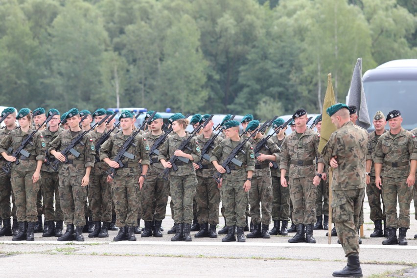 7 sierpnia: próby przed defiladą na lotnisku w katowickim...