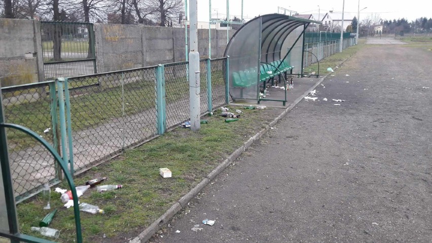 Maków Maz. Śmieci rozrzucone na stadionie. MKS Makowianka "obrzuony skandaliczną sytuacją"