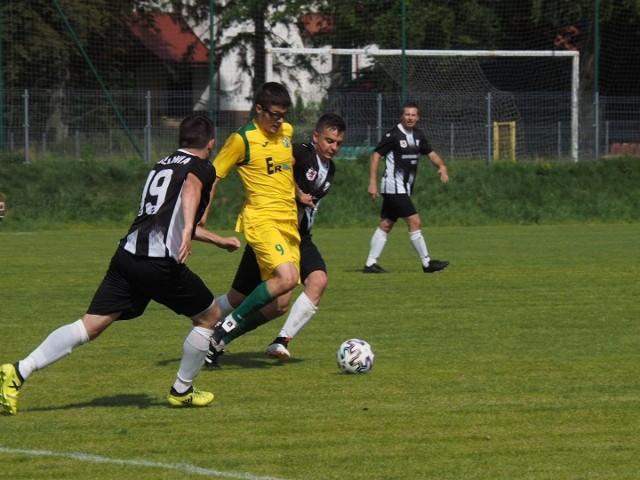 Leśnik Manowo (na żółto), po kiepskim meczu w Postominie, zdobył punkt w pierwszym meczu u siebie, z Polonią Płoty. Teraz czas na Lecha Czaplinek. Jesienią było 4:1 dla manowian.