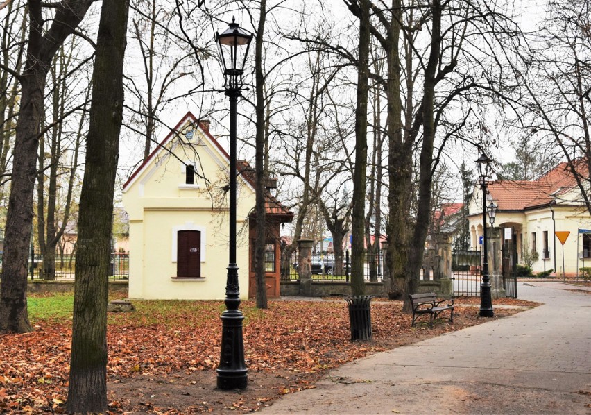 Tarnobrzeg. W parku dzikowskim stanęły latarnie. Rozproszą ciemności wokół zamku [ZDJĘCIA]