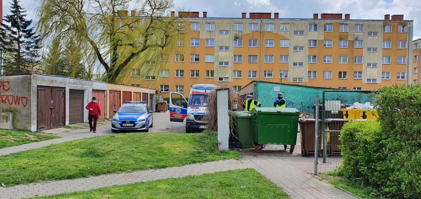 Mieszkanka Białogardu poszła wyrzucić śmieci. Znalazła ciało mężczyzny