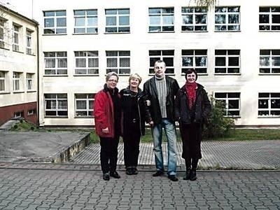 Nauczyciele (od lewej) Urszula Curyło, Sue Michel, Wiktor Janus i Joanna Uchto o współpracy rozmawiali m.in. w miechowskim LO (na zdj. stoją na dziedzińcu szkoły) Fot. archiwum