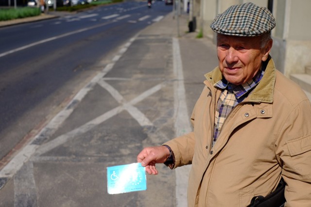 Tadeusz Pacek, 78-letni mieszkaniec Poznania, posiadacz karty parkingowej osób niepełnosprawnych dostał upomnienie za zaparkowanie na... kopercie.