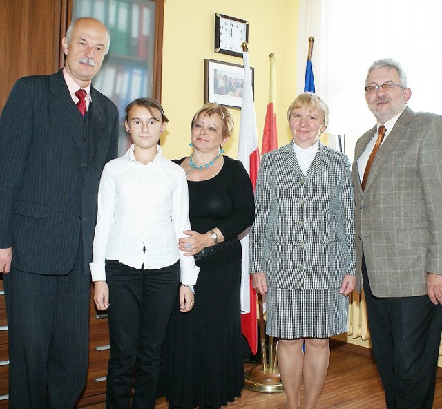 Na zdjęciu od lewej: Jan Koziorowski, Weronika Orczyk, Olga Cerecka, Teresa Orczyk (mama Weroniki) i Mirosław Jardanowski, dyrektor SP nr 4