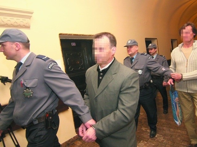 Rok 2008. Do sali rozpraw w sądzie w Bydgoszczy policjanci prowadzą Janusza U. i jego wspólnika Roberta H.