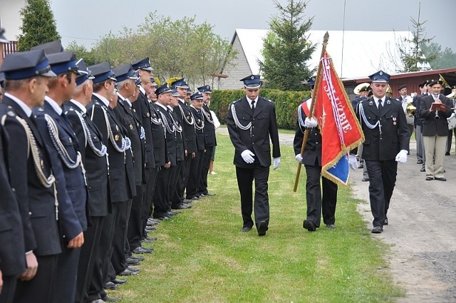 Prezentacja nowego sztandaru gospodarza uroczystości Ochotniczej Straży Pożarnej w Pomorzanach