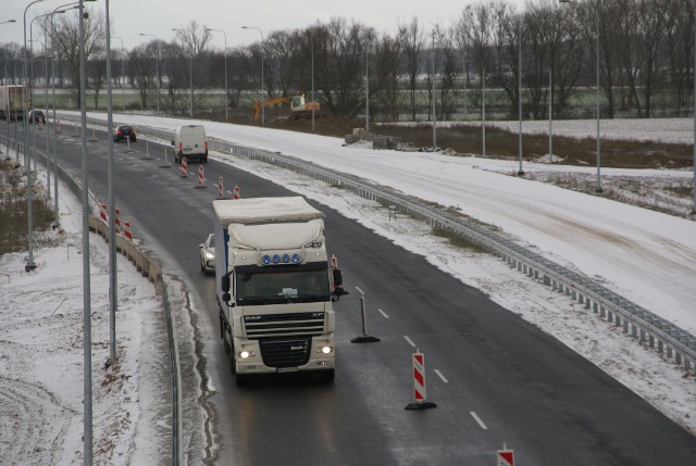 Pod koniec ubiegłego roku udostępniono kierowcom jedną jezdnię odcinka S5 Poznań - Wronczyn. Budowa drugiej trwa i ma się zakończyć w połowie roku.