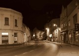 Miasto pod osłoną nocy w obiektywie Andrzeja Ossowskiego. Biblioteczna wystawa