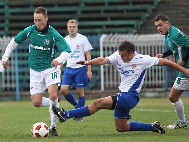 Krzysztof Orzech (z piłką) po roku gry w barwach biało-zielonych chce spróbować czegoś nowego.
