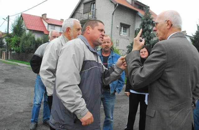 Leszek Birecki (z lewej) był oburzony, że nikt z urzędników, planując poważny remont bloku, nie powiadomił okolicznych mieszkańców. Na zdjęciu z Romanem Buszkiewiczem nadzorującym prace przy ul. Kwiatowej 47 f.