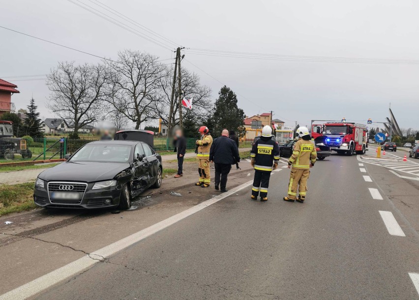 Wypadek w Orłach. Na drodze krajowej nr 77 zderzyły się cztery samochody [ZDJĘCIA]