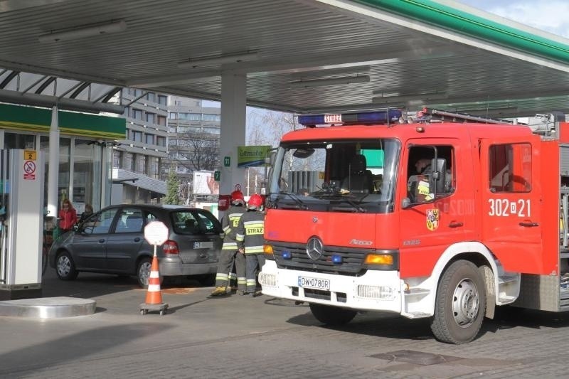 Wrocław: Wyciek paliwa z renault. Na stacji benzynowej interweniowali strażacy (ZDJĘCIA)