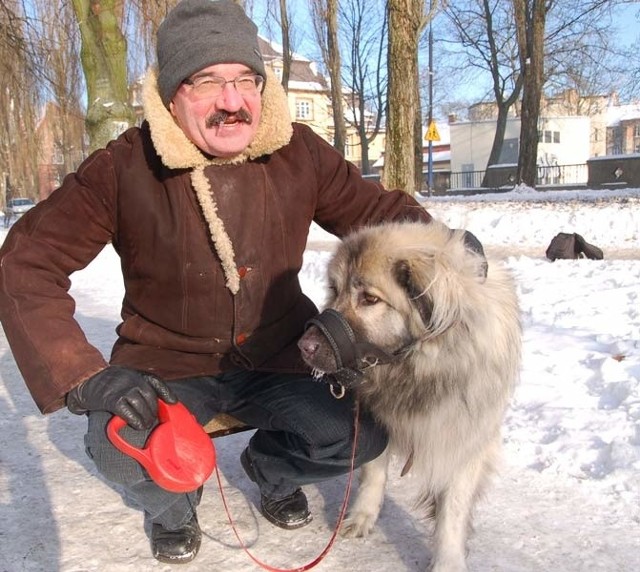 Marek Czaja ze Szczecinka na spacerze ze swoim psem rasy kaukaz, dla którego takie temperatury to pikuś.