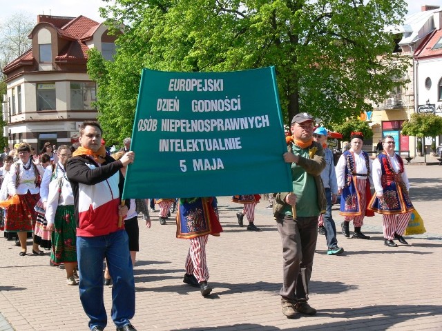 Delegacja młodzieży z warsztatów terapii zajęciowej złożyła kwiaty przed pomnikiem Bartosza Głowackiego w Tarnobrzegu.