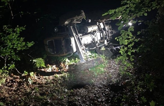 Do tragicznego wypadku doszło w poniedziałek wieczorem w lesie w Rychwałdzie. Ciągnik przewrócił się i przygniótł mężczyznę
