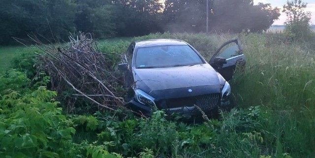 26-latek z powiatu wyszkowskiego, uciekając przed policją, wjechał na drogę gruntową, gdzie stracił panowanie nad samochodem i uderzył w karpę