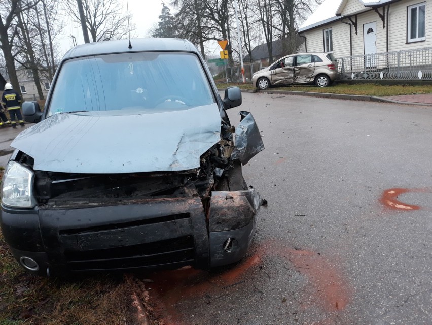 Kierujący mercedesem mężczyzna zderzył się z osobowym...