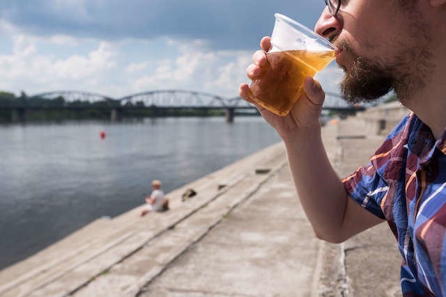 Za picie w plenerze grozi obecnie mandat - 100 złotych. Jednak zwolenników tego rodzaju konsumpcji nie brakuje. A turyści na Bulwarze mówią wprost: - Jak najbardziej za!