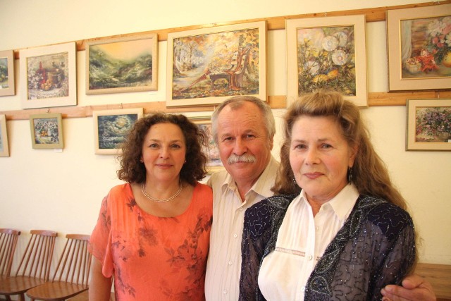 Malarka Luba Radomska z mężem Jerzym i Ewą Kraska, kierownikiem klubu Polonez w czasie międzypokoleniowej  wystawy