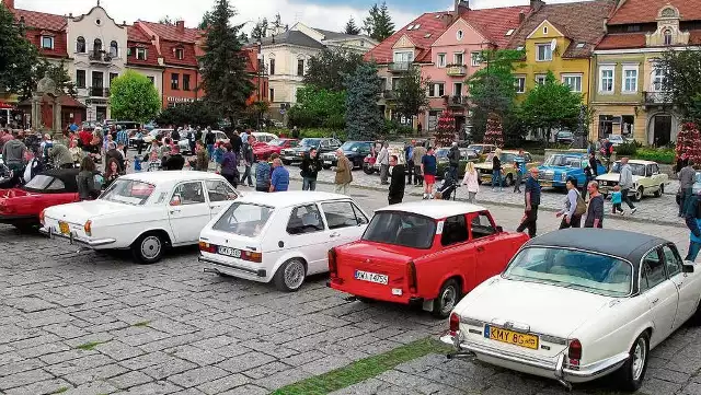 Myślenicki Rynek gościł uczestników zlotu starych samochodów i motocykli