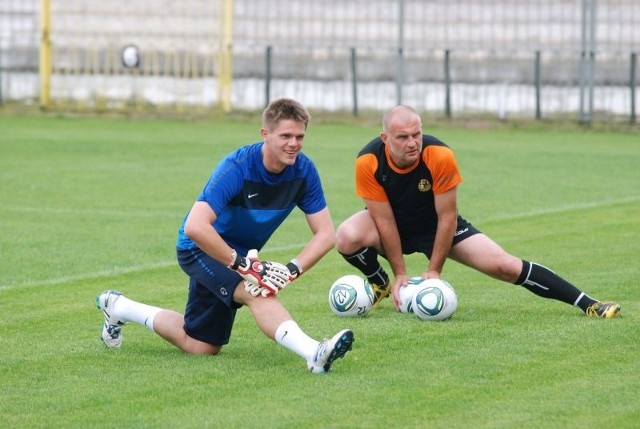 Tomasz Dymanowski (z prawej) prowadzi treningi z bramkarzami KSZO. Z lewej Dominik Dyk.
