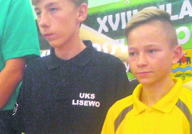 Zawodnik UKS Miłek Wiślica Dawid Kuźniakowski (z prawej) zdobył brązowy medal na mistrzostwach  kraju w Tomaszowie Mazowieckim.