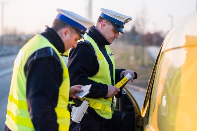 Na drogach województw kujawsko-pomorskiego i wielkopolskiego policjanci realizują wspólne działania „Kaskadowy pomiar prędkości”