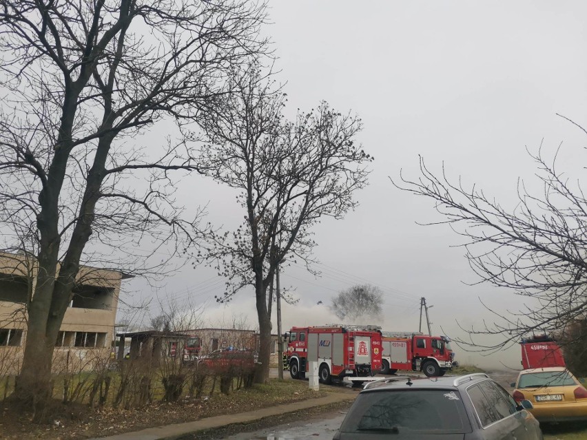 12 jednostek straży pożarnej walczy z pożarem budynku w Baniach 