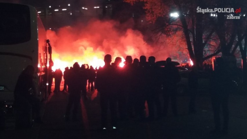 Pseudokibice dążyli do konfrontacji z policją w Zabrzu....