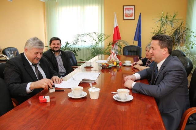 Moment podpisania umowy. Z lewej Marian Adamczyk, po prawej burmistrz Leszek Kopeć