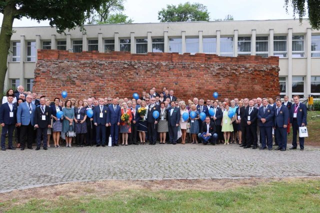 W Inowrocławiu odbyła się konferencja polskich klubów Rotary Dystryktu 2231. Spotkanie rotarian rozpoczęło się w piątkowy wieczór w pijalni wód "Inowrocławianka", podczas którego goście obejrzeli inscenizację kujawskiego wesela. Najważniejsze uroczystości odbyły się w sobotę. Podczas konferencji wykonano po 20-letniej przerwie Kantatę Rotariańską. Wręczone też zostały nagrody dla młodych dziennikarzy - laureatów konkursu im. Bogdana Kurowskiego. W uroczystości uczestniczyli krewni Bogdana Kurowskiego, który przybyli z USA. Konferencję zakończył bal charytatywny w Zakładzie Przyrodoleczniczym w Solankach.