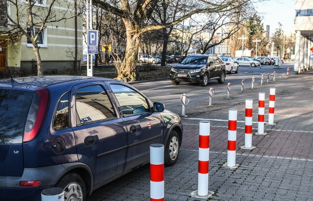 Przy markecie znajdują się dwa parkingi, z dwoma regulaminami. Parkowanie na każdym wymaga opłaty, z czego nie każdy kierowca zdaje sobie sprawę.