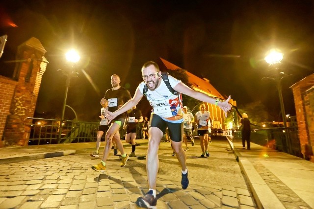 Nocny półmaraton na ulicach Wrocławia. Bardzo popularny bieg wrócił po trzech latach. Zobacz zdjęcia