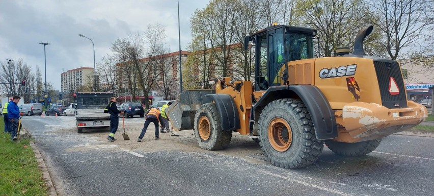 Ciężarówka zgubiła część ładunku. Utrudnienia na Puszkina przy Wujaka. Kruszywo wypadło podczas zmiany pasa