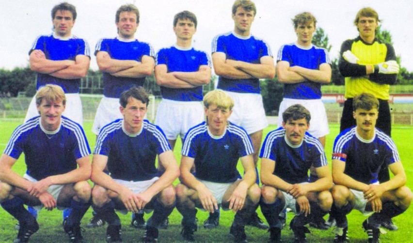 Mistrzowska drużyna z 1989 roku. Górny rząd od lewej:...