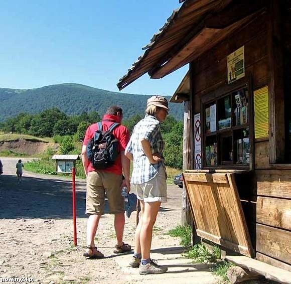 Rocznie Bieszczadzki Park Narodowy odwiedza kilkadziesiąt tysięcy ludzi. Na zdjęciu: punkt sprzedaży biletów i informatorów na Przełęczy Wyżniańskiej.