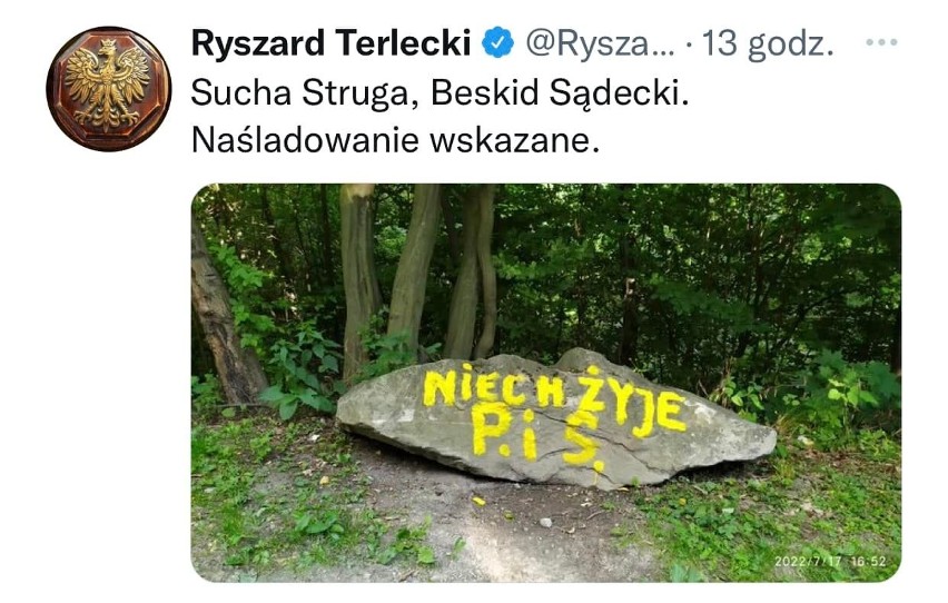 Ryszard Terlecki chwali się w sieci zdewastowanym kamieniem na beskidzkim szlaku. Dodaje „Naśladowanie wskazane”