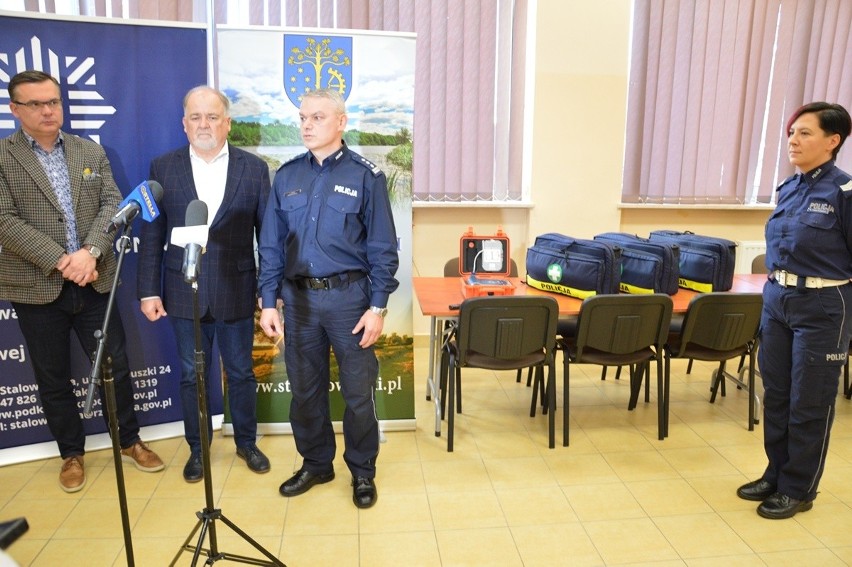 Komenda Powiatowa Policji w Stalowej Woli została wyposażona w defibrylator i trzy specjalistyczne torby z zestawami ratowniczymi
