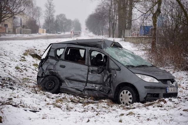 Tylko w powiecie białostockim policjanci interweniowali przy kilkunastu kolizjach. Na zdjęciu: kolizja w Fastach.