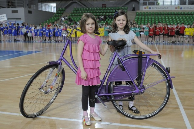 Laureatki konkursu &#8222;Najlepsze hasło promujące turnieje Biały Miś i Sprawny Miś&#8221; Julia Pietracka i Paulina Pietracka. Nagrodę: rower holenderski ufundowały C.H Rondo w Bydgoszczy i C.H Kometa w Toruniu.