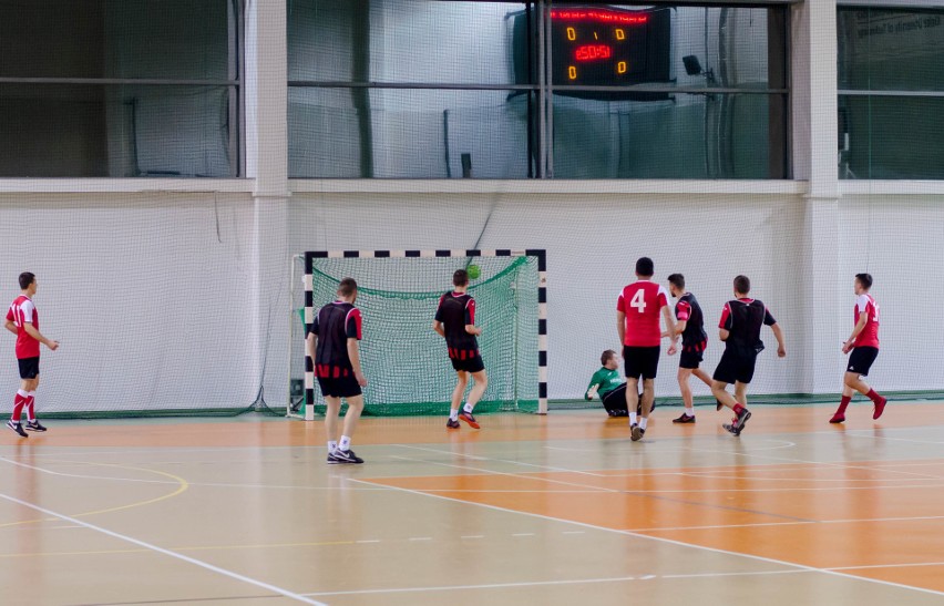 Drugie zwycięstwo AKS Wzdół w Kieleckiej Lidze Futsalu. Padło dużo goli [DUŻO ZDJĘĆ]   