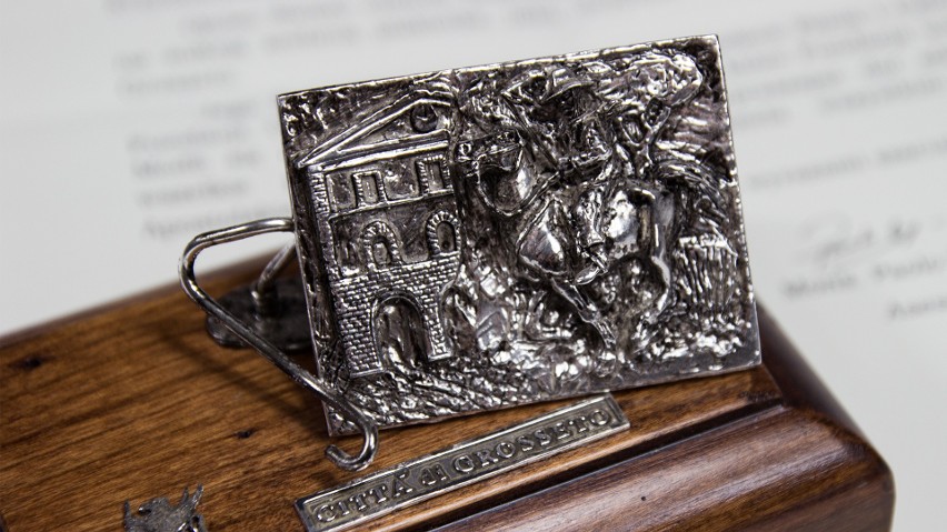 Papież Franciszek przekazał miniaturową, srebrną (próby 925)...