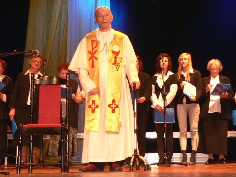 Na scenie ksiądz Andrzej Biernacki – w białej, papieskiej...