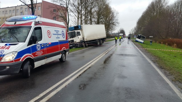 W środę rano, przy ul. Koszalińskiej w Kołobrzegu (na wysokości koszar) doszło do dramatycznego wypadku. Samochód ciężarowy wjeżdżający do miasta od strony Podczela, nagle zaczął zjeżdżać na lewy pas jezdni. Z naprzeciwka jechał autobus Komunikacji Miejskiej nr 5. Gdyby nie trzeźwość umysłu kierowcy autobusu, który zjechał na pobocze a potem do przydrożnego rowu, mogłoby dojść do czołowego zderzenia. Oba pojazdy otarły się o siebie. Pięć osób przetransportowano do szpitala. Ich obrażenia na szczęście nie są groźne. AKTUALIZACJA: Wyjątkowa trzeźwość umysłu kierowcy autobusu Komunikacji Miejskiej w Kołobrzegu uratowała blisko 20 osób przed tragedią. W środę po godz. 7, przy ul. Koszalińskiej (tuż za koszarami), gwałtowny manewr - zjazd na prawe pobocze, a potem do przydrożnego rowu, pozwolił uniknąć czołowego zderzenia autobusu z jadącą od strony Podczela ciężarówką, która nagle zjechała na lewy pas jezdni. Ostatecznie bokiem uderzyła w umykający autobus. 6 pasażerów KM trafiło do szpitala z urazami ortopedycznymi. Pięciu z nich wystarczyło zaopatrzyć ambulatoryjnie. Jedna osoba ze złamaniem otwartym , pozostała w szpitalu. Kierowca ciężarówki jechał ze Złotowa. Ze wstępnych ustaleń policji wynika, że mężczyzna mógł się znajdować pod wpływem środków   odurzających. Czy tak było  dowiemy się gdy będą gotowe wyniki badania krwi. Prezydent Janusz Gromek jest pod wrażeniem zachowania doświadczonego kierowcy KM: - Pomyślimy o jakiejś formie nagrody za jego postawę.  