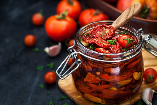 Suszone pomidory mają intensywny smak pomidorowy, z lekką nutą karmelu